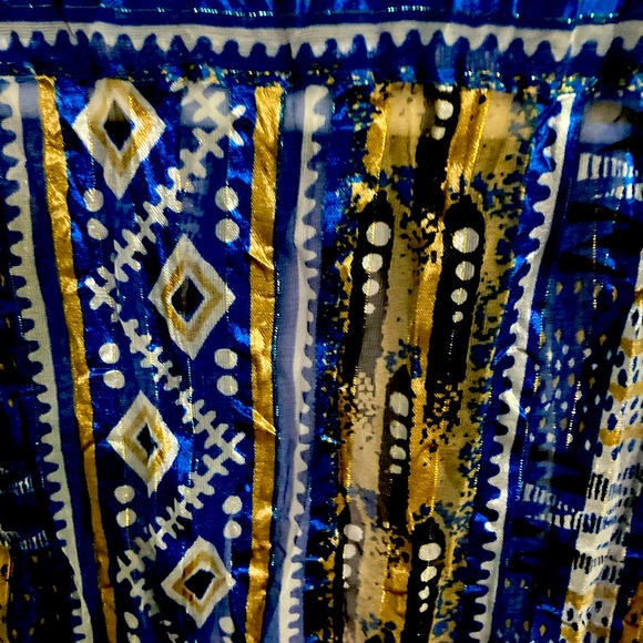 This is a vintage blouse - Picture 1 of 3